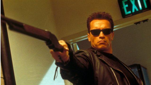 Arnold Schwarzenegger'e uçan tekmeli saldırı!