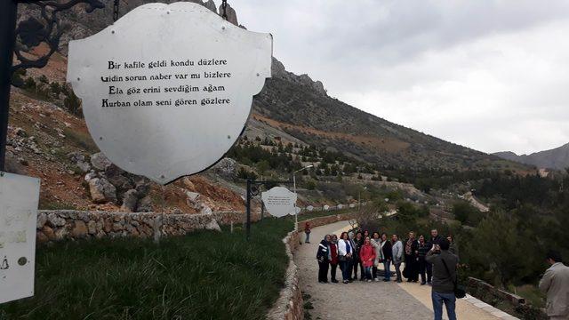 Gurbete gidenlere hasret manileri, ilçedeki tabelalarda 1