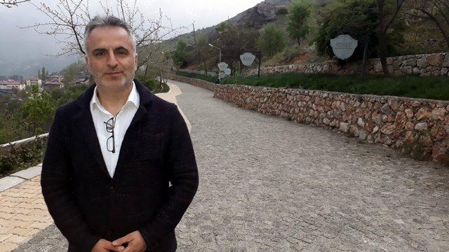 Gurbete gidenlere hasret manileri, ilçedeki tabelalarda 3