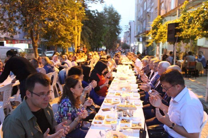 Vali Yazıcı Susurluk’ta vatandaşlarla iftarda buluştu G3
