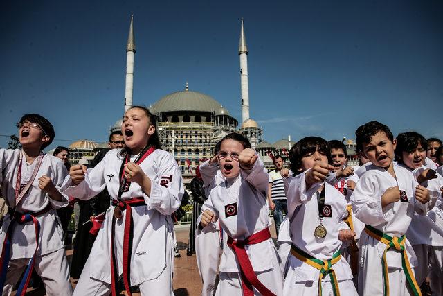 Taksim Meydanı'nda 19 Mayıs kutlaması