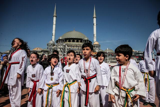 Taksim Meydanı'nda 19 Mayıs kutlaması