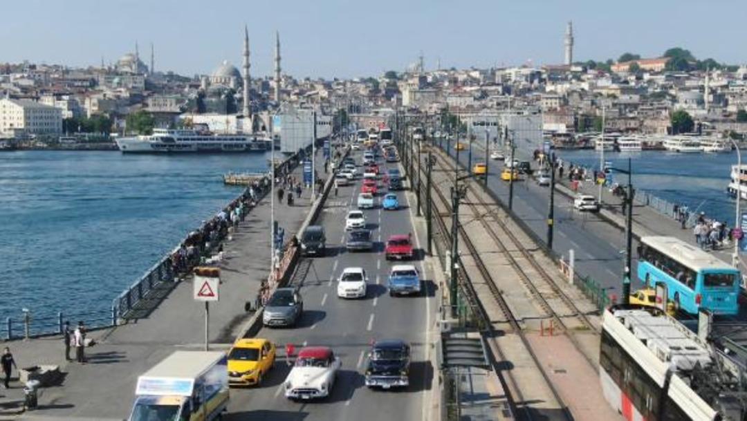 Galata K&ouml;pr&uuml;s&uuml;'nde 100'&uuml;nc&uuml; yıl konvoyu!