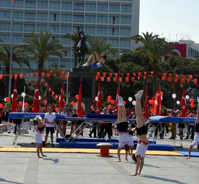 İzmir'de, 19 Mayıs'ın 100'üncü yılı coşkusu