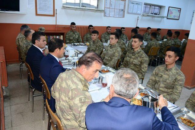 Vali Masatlı, Aktaş Sınır Karakolu’nda Mehmetçikle birlikte iftar açtı