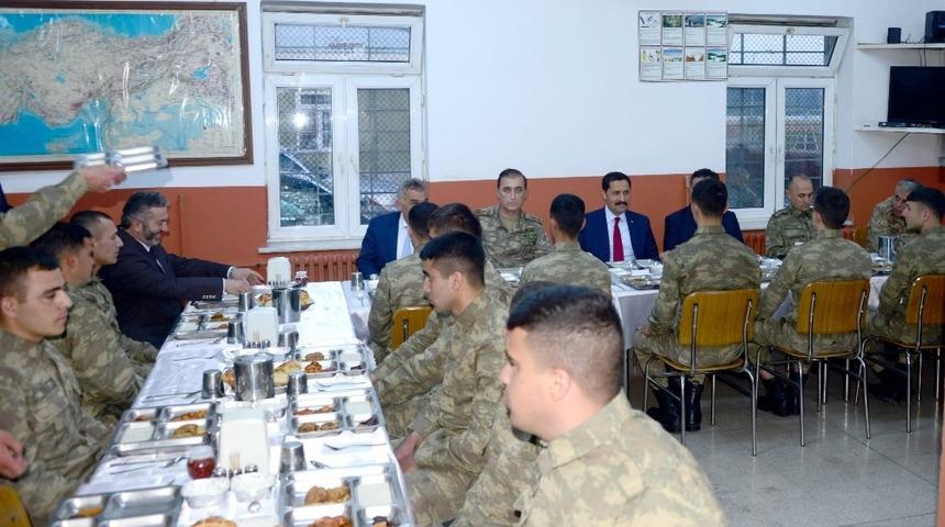 Vali Masatlı, Aktaş Sınır Karakolu&rsquo;nda Mehmet&ccedil;ikle birlikte iftar a&ccedil;tı