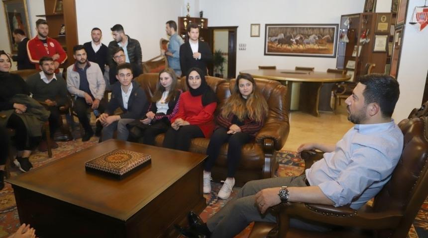 Belediye Başkanı Arı, sahurda gençlerle bir araya geldi