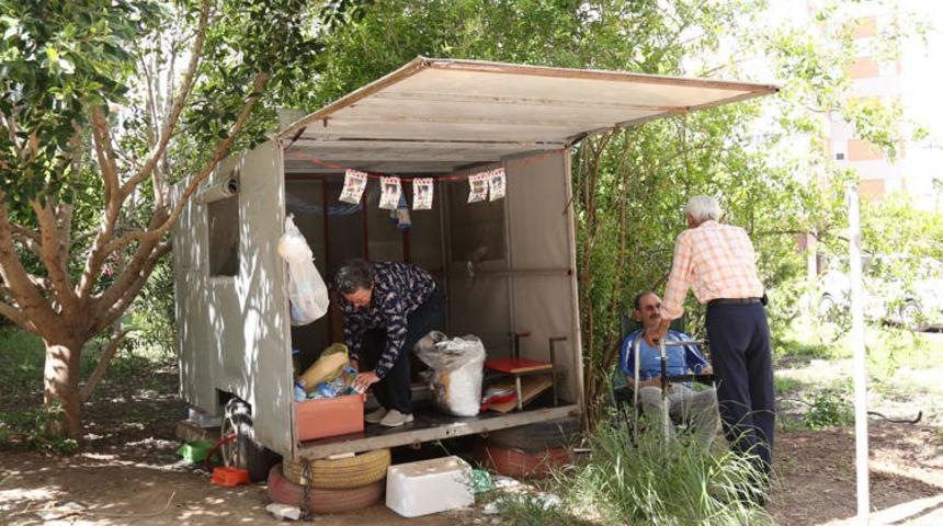 Siteyi karıştıran karavan! 'Koku giderici mendiller kullanıyoruz'
