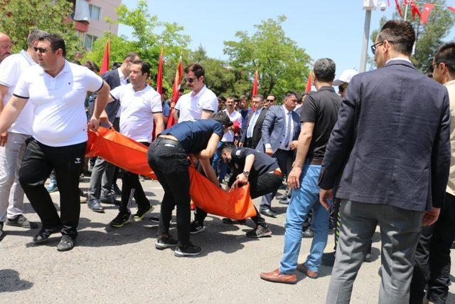 Siirt’teki 19 Mayıs etkinliklerinde bayılan öğrenciye Vali Atik müdahale etti
