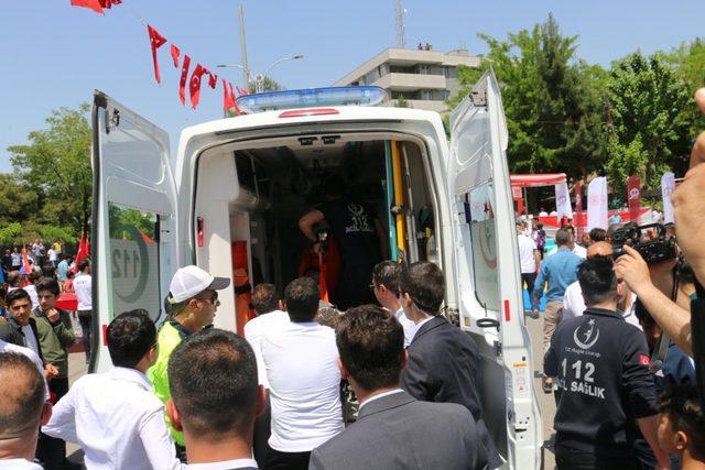 Siirt’teki 19 Mayıs etkinliklerinde bayılan öğrenciye Vali Atik müdahale etti