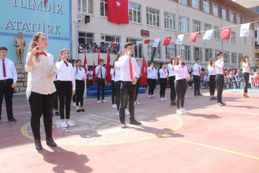 19 Mayıs Marşı&rsquo;nı işaret diliyle okudular