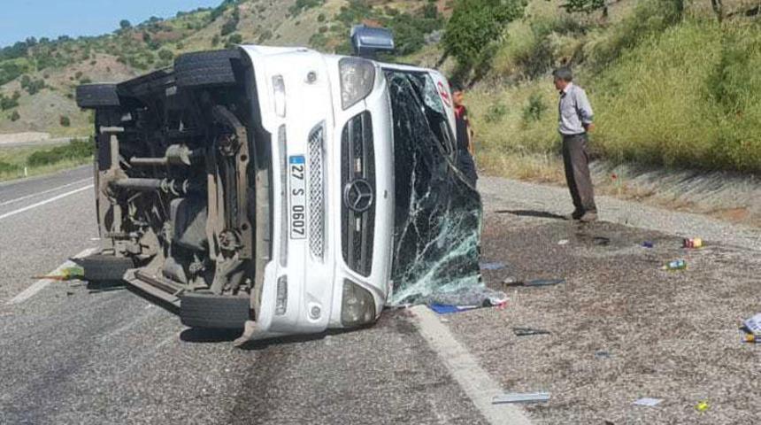 Sınava giden öğrencileri taşıyan minibüs kaza yaptı: 9 yaralı