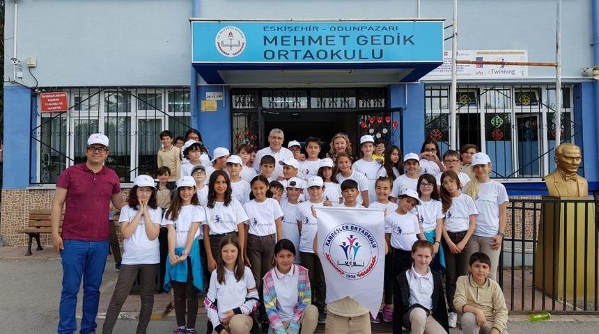 Yabancı dili oyunla öğreten proje kardeşliği