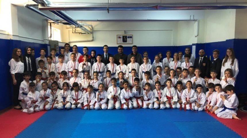 Boz&uuml;y&uuml;k&rsquo;te madalya yağmuru