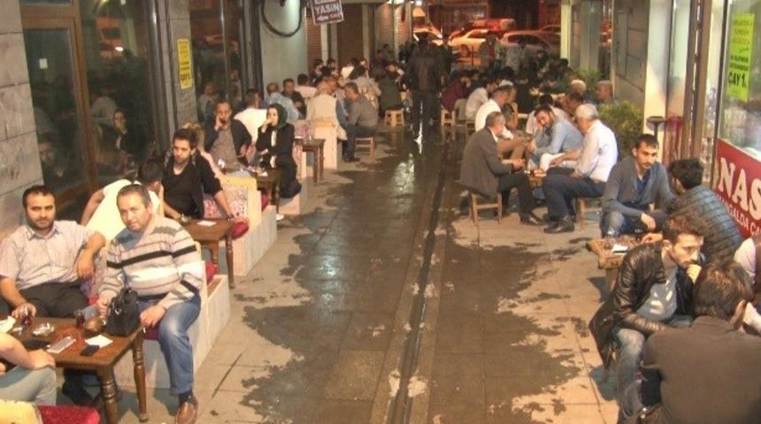 Konya&rsquo;da iftardan sonra k&ouml;zde &ccedil;ay gelenek haline geldi