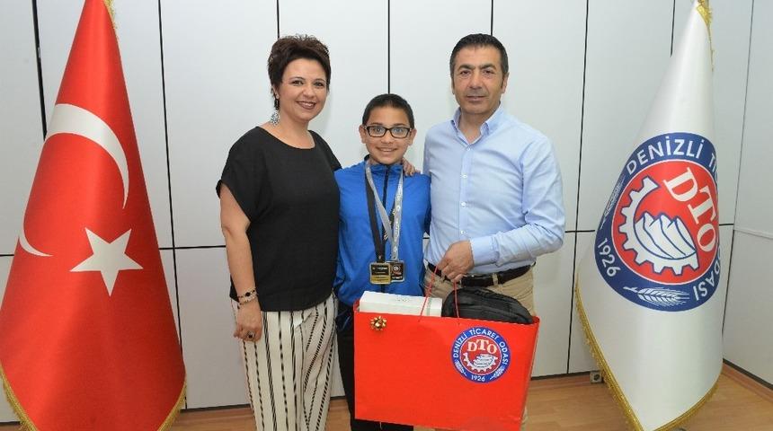 Başkan Erdoğan şampiyon y&uuml;z&uuml;c&uuml;y&uuml; &ouml;d&uuml;llendirdi