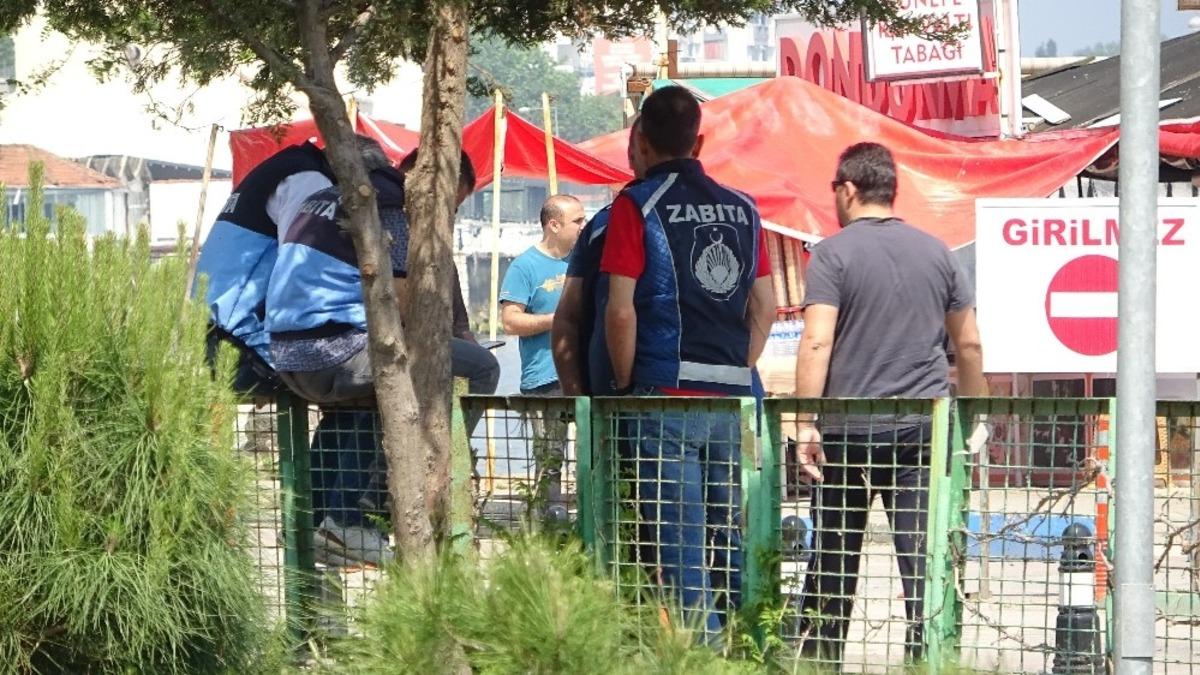 Belediye pazarı kamyonlarla kapattı, esnaf mallarını yaktı