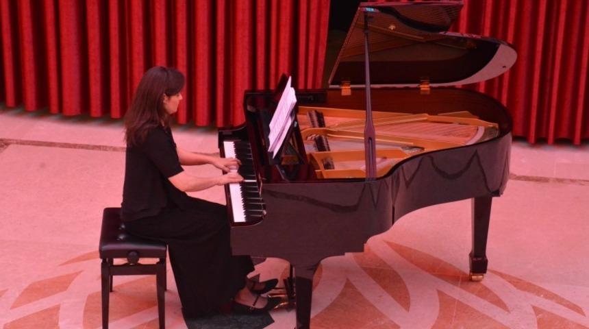 Do&ccedil;. Lilian Tonella T&uuml;z&uuml;n&rsquo;&uuml;n piyano resitali m&uuml;zikseverleri b&uuml;y&uuml;ledi
