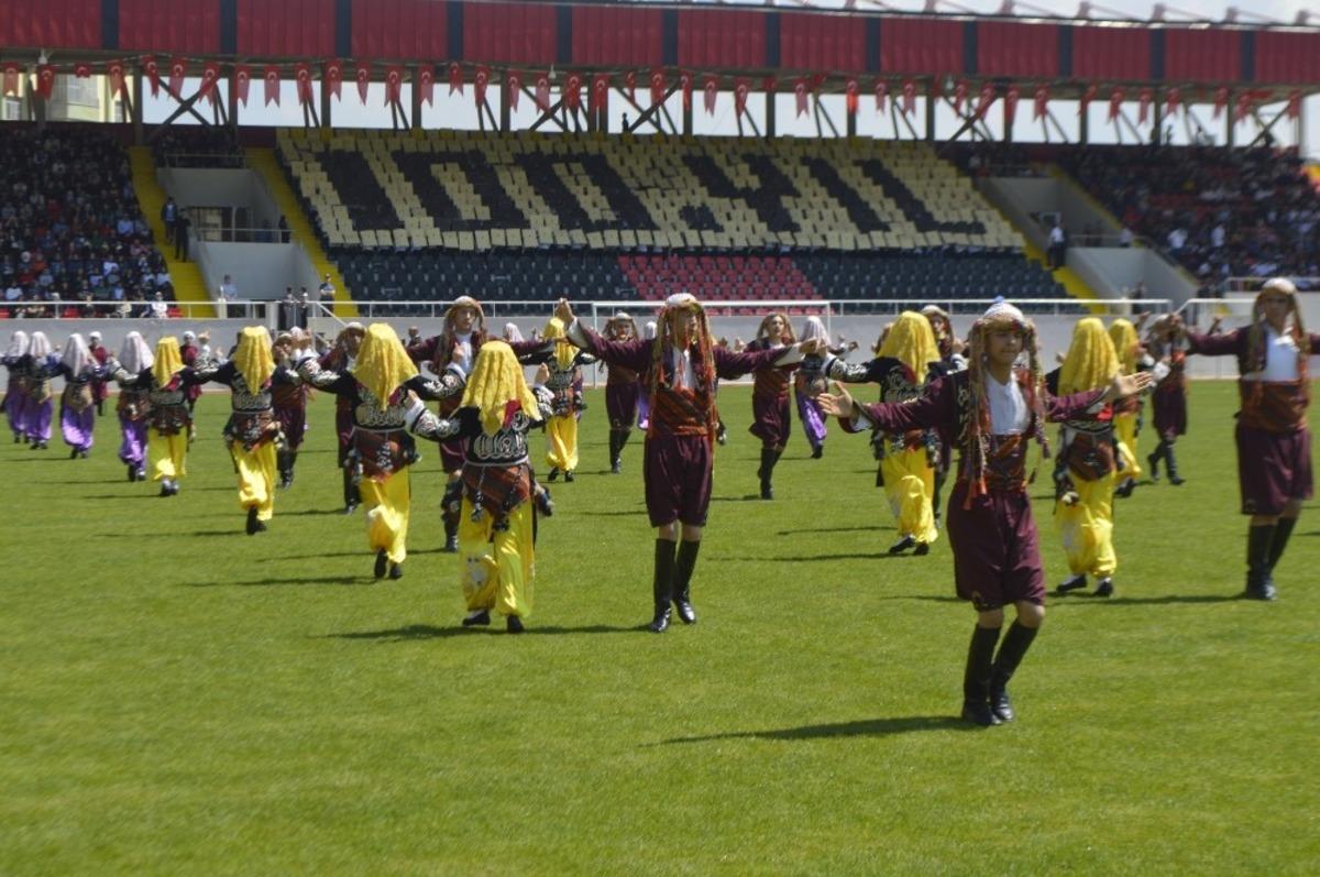 Tavşanlı gen&ccedil;liği bayramını coşkuyla kutladı
