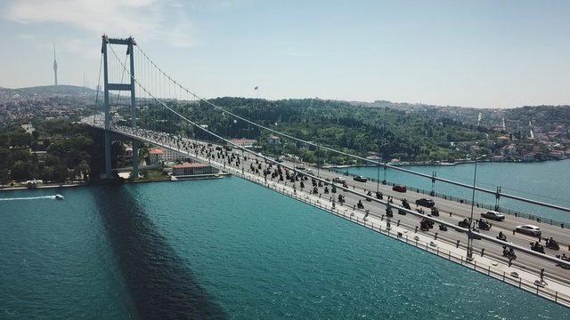 Yüzlerce motosikletlinin 15 Temmuz Şehitler Köprüsü'nden geçişi havadan fotoğraflandı