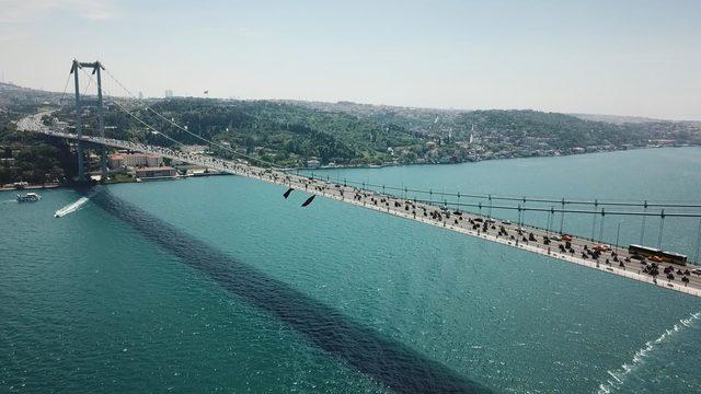 Yüzlerce motosikletlinin 15 Temmuz Şehitler Köprüsü'nden geçişi havadan fotoğraflandı