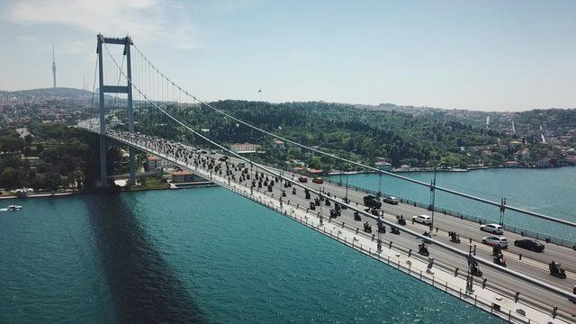 Yüzlerce motosikletlinin 15 Temmuz Şehitler Köprüsü'nden geçişi havadan fotoğraflandı