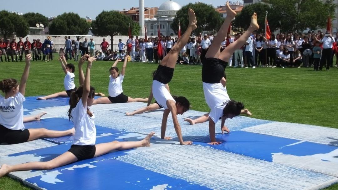Burhaniye&rsquo;de 19 Mayıs Atat&uuml;rk&rsquo;&uuml; Anma Gen&ccedil;lik ve Spor Bayramı coşkuyla kutlandı