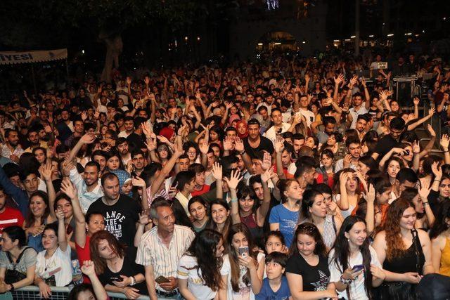 Mersin’deki Gençlik Festivali’nde Tuğba Yurt sahne aldı