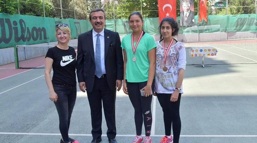 Şampiyonlar madalyalarını Başkan &Ccedil;etin&rsquo;den aldı