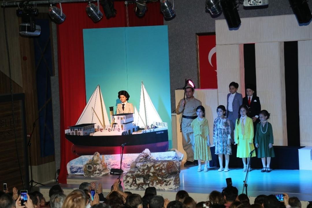 Tiyatronun geliri &ouml;ğrencileri burs olacak