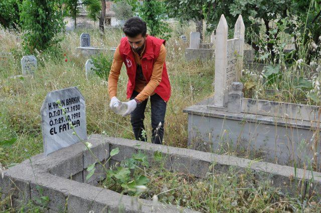 Sosyal medyada örgütlenip, mezarlık temizliği yaptılar
