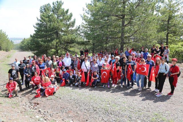 19 Mayısa özel 6 kilometre yürüdüler