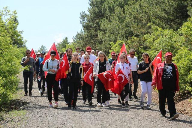 19 Mayısa özel 6 kilometre yürüdüler