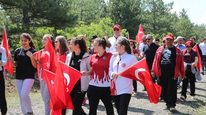 19 Mayısa özel 6 kilometre yürüdüler