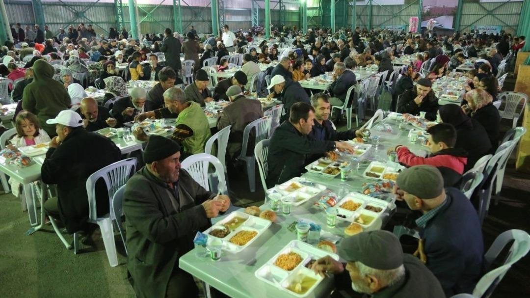 Odunpazarı&rsquo;nın iftar programında 3 bin kişi oru&ccedil; a&ccedil;tı