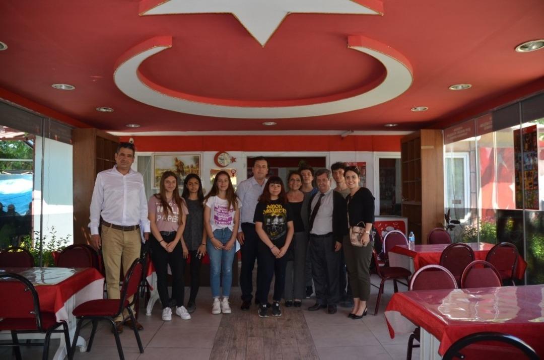 Kuşadası&rsquo;nda liseli gen&ccedil;ler yaşlılar ile şehit aileleri ve gazileri ziyaret etti
