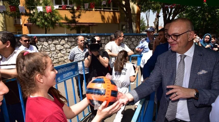 Başkan Erg&uuml;n&rsquo;den &ccedil;ocuk ve gen&ccedil;lere armağan