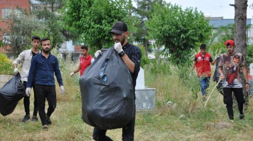 Sosyal medyada örgütlenip, mezarlık temizliği yaptılar!