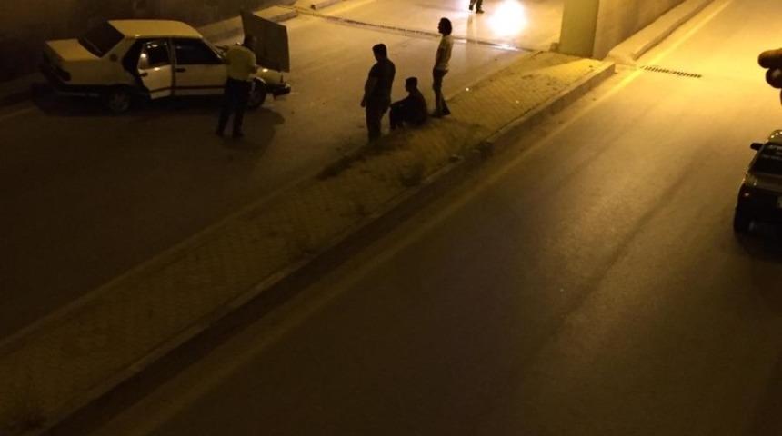 Otomobil alt ge&ccedil;it duvarına &ccedil;arptı: 3 yaralı