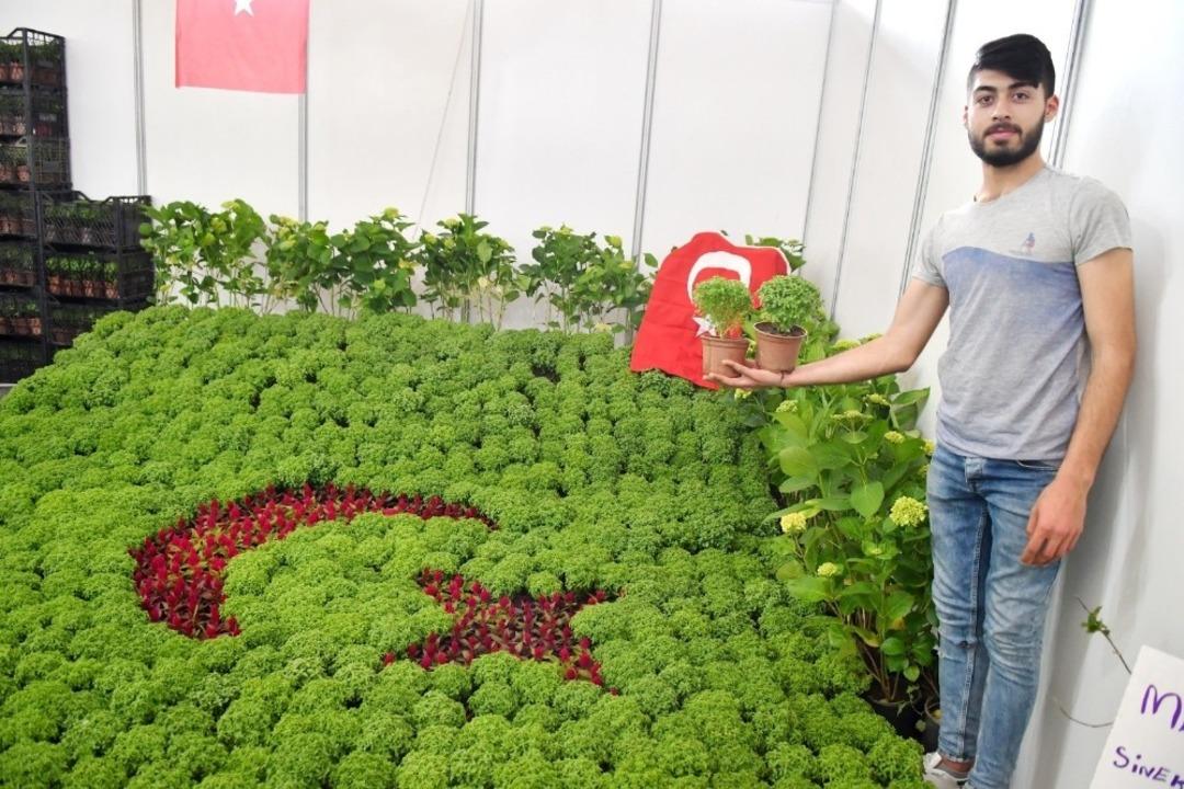 Manisalılar &Ccedil;i&ccedil;ek Festivaline b&uuml;y&uuml;k ilgi g&ouml;sterdi