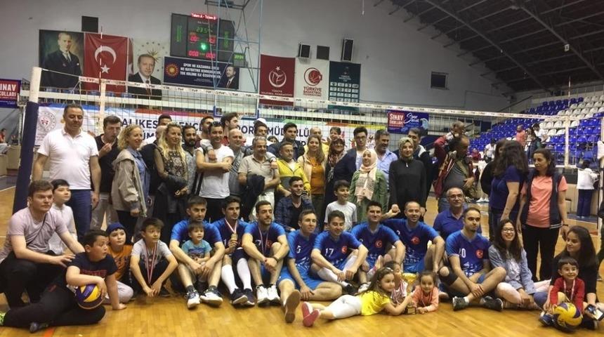 Burhaniyeli Voleybolcular Balıkesir birincisi oldu
