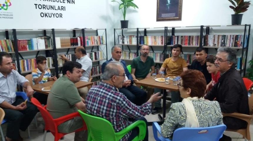 Kitap Kahvede tatlı ikramı