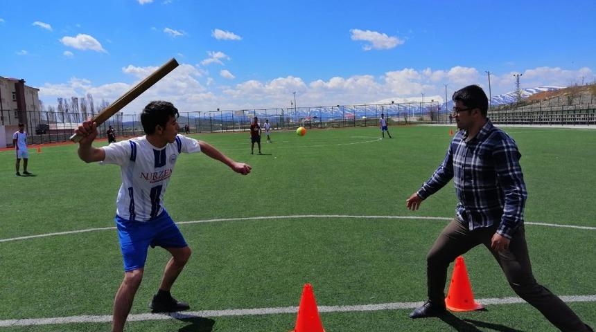 Unutulmaya yüz tutmuş Kürt beyzbolu yeniden yaygınlaştırılıyor