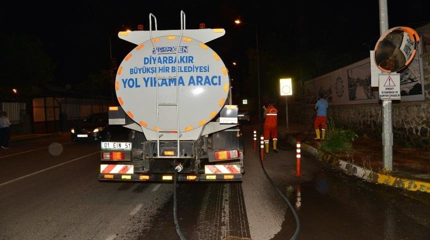 Kaldırımlar tazyikli su ile yıkanıyor