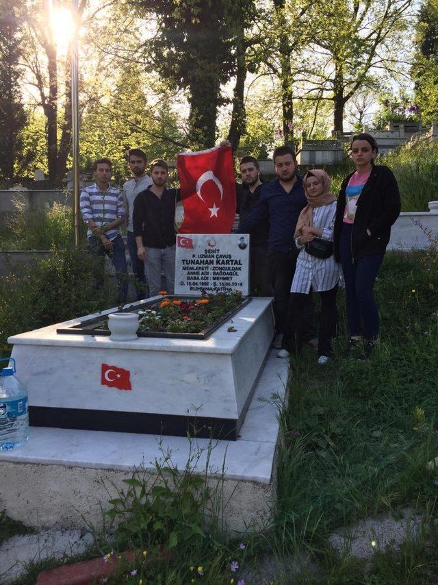 Şehit Tunahan Kartal’ın ailesini ve mezarını ziyaret ederek fidan diktiler