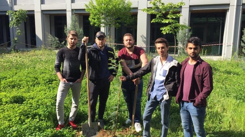 Şehit Tunahan Kartal&rsquo;ın ailesini ve mezarını ziyaret ederek fidan diktiler