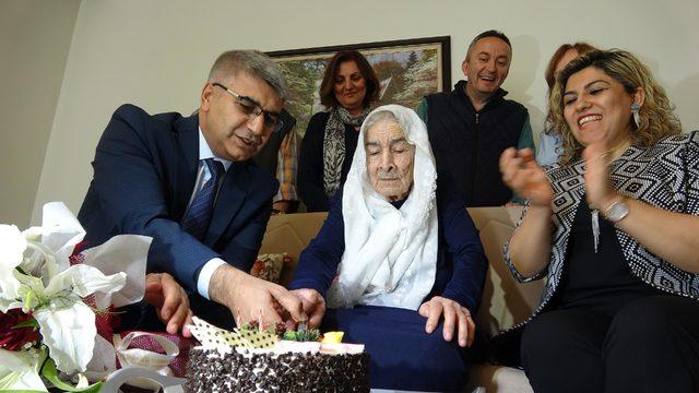 Vali Gürel, 1919 doğumlu Nazire Nine'nin yaşını kutladı