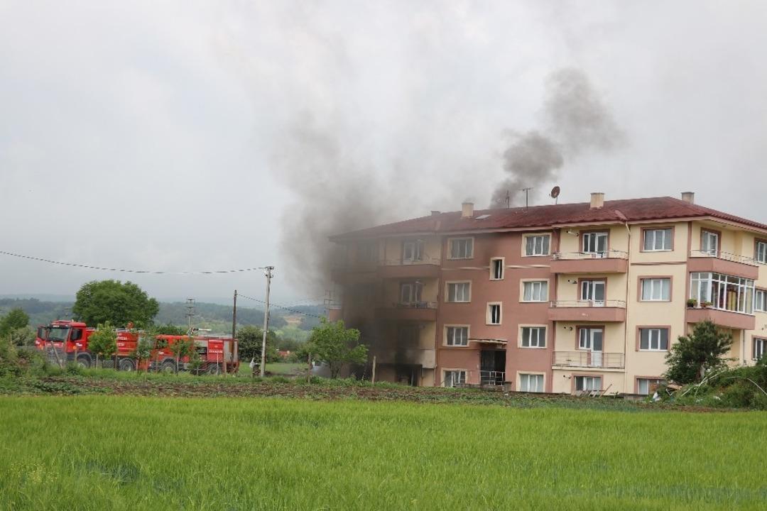 Bolu&rsquo;da apartman deposunda yangın