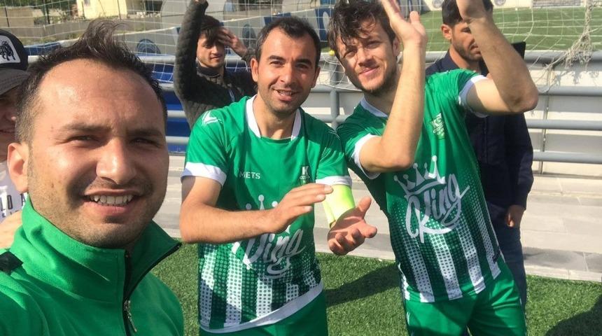 Kafkasspor şampiyon oldu, oyuncular akardion eşliğinde Kafkas oyunları oynadı