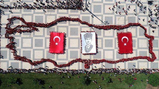 Öğrencilerden Bandırma Vapuru ve Türkiye haritası koreografisi